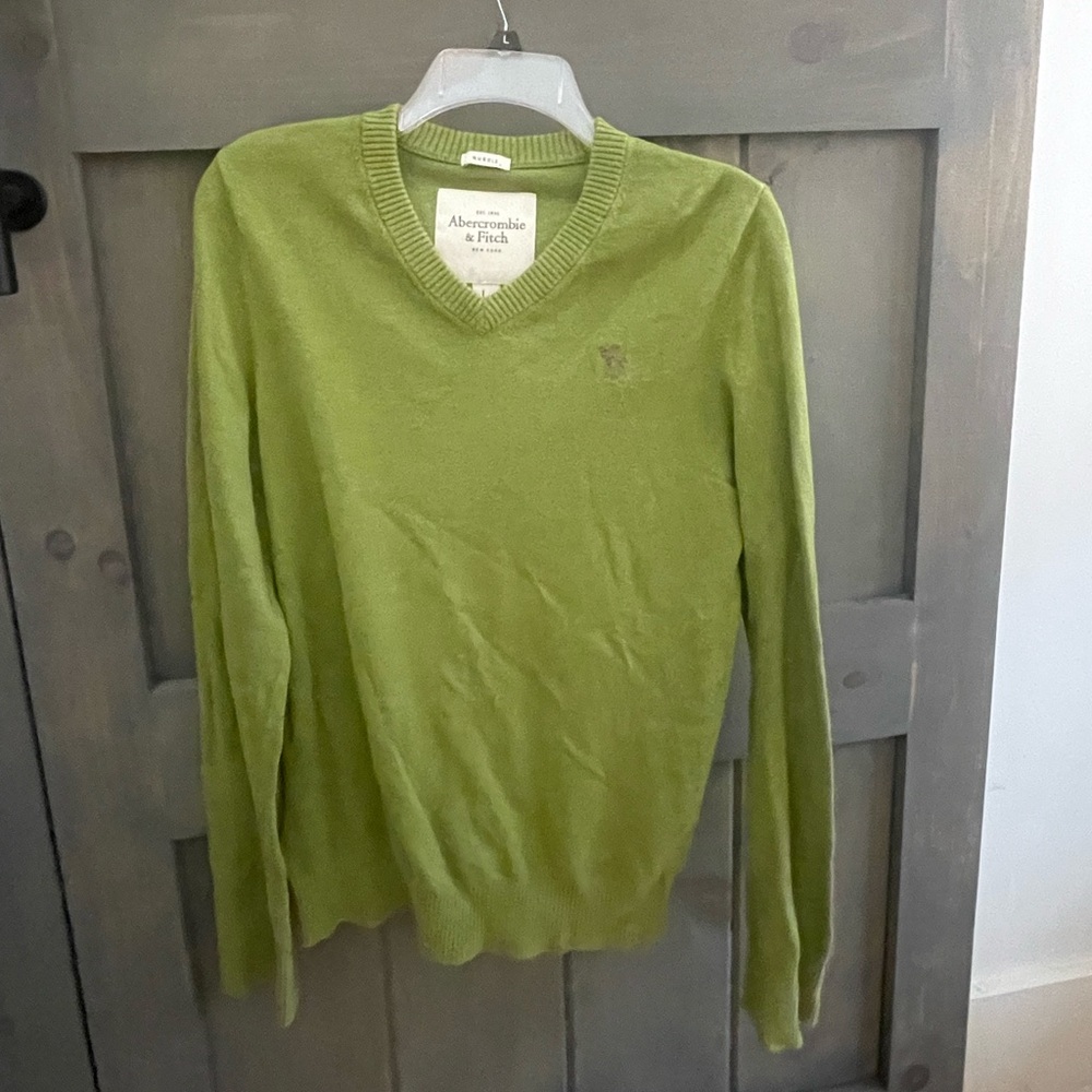 Y2K. VINTAGE 
Abercrombie & Fitch 
Men’s V Neck sweater 
Green
Sz L muscle fit